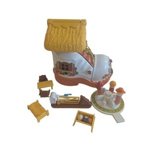 Vintage 1985 Matchbox Little lady lived in a Shoe Playhouse Playset Toy & Access